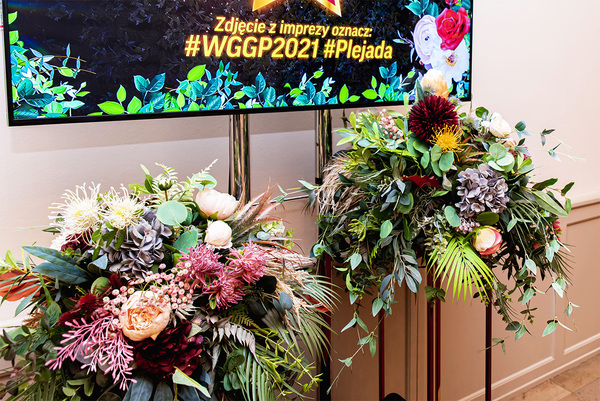 Jasmina Flowerstand, mniejsza dekoracja kwiatowa na stojaku, wypożyczenie