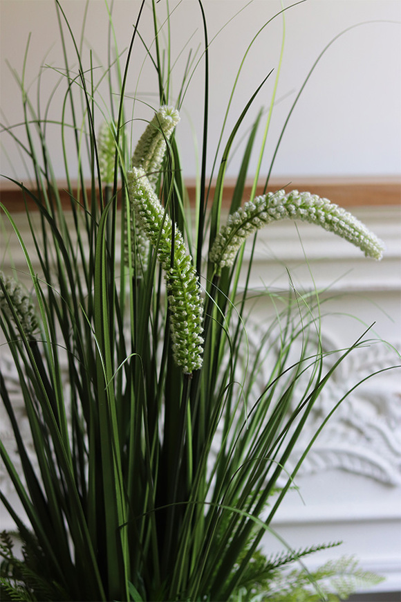 Hilton Green, kompozycja z trawami w srebrnej donicy