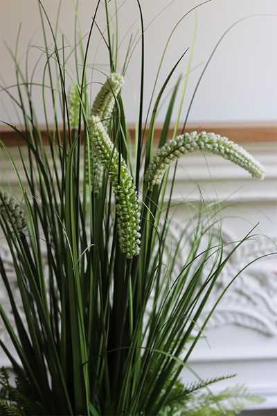 Hilton Green, kompozycja z trawami w srebrnej donicy