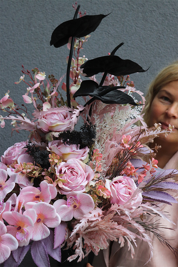 Angelo Pink Flowers, nowoczesny bukiet nagrobny we wkładzie