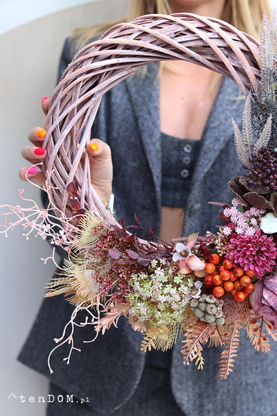 Benne, asymetryczny wianek dekoracyjny z owocami