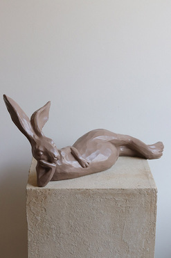 Wielkanocna Siesta, zajączek wielkanocny figurka, beż, wym.21x40cm