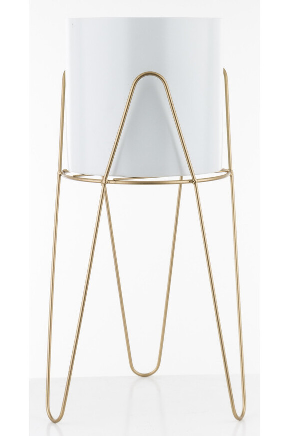 biała metalowa osłonka w stojaku kwietnik