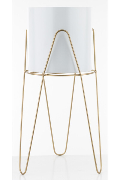 biała metalowa osłonka w stojaku kwietnik