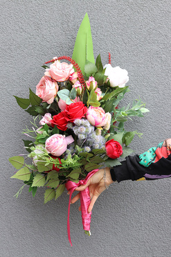 Derette Amore 2, bukiet nagrobny do położenia, wys.50cm