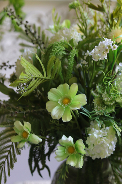 Nedila Izabella, kompozycja kwiatowa w naczyniu