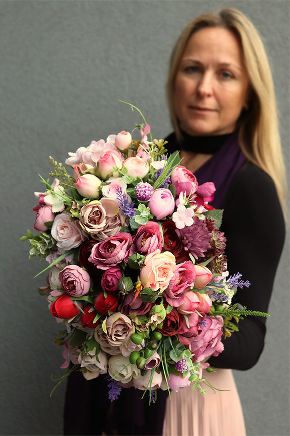 Bella Lux 2, kompozycja kwiatowa w złotym naczyniu