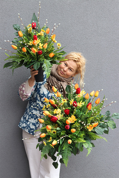 Kolorowa Wiosna, bukiet nagrobny z tulipanami