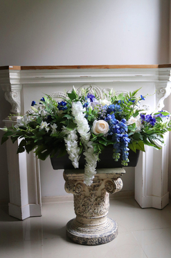 Blue&White Trenata, elegancka kompozycja kwiatowa, wym.50x105cm