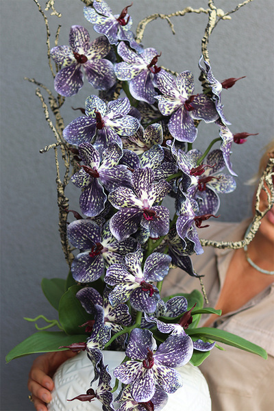 Cymbydium Tebriz, sztuczny storczyk w amforze