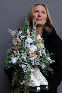 OD RĘKI Rockefeller Center, świąteczny stroik w łyżwach, wym.50x32cm