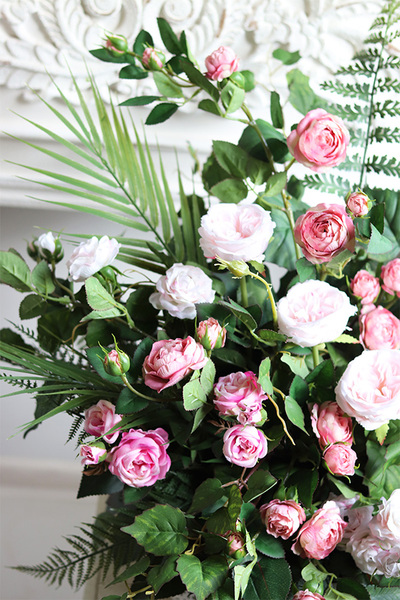 Różowy Dzień Rustic, kompozycja kwiatowa w donicy z teksturą