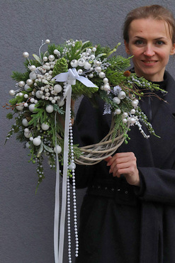 OD RĘKI La Pearl, asymetryczny wianek zimowy, rozp.45cm