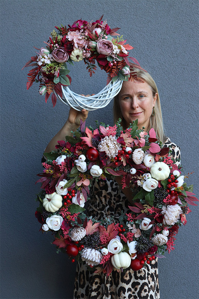 Merlot, jesienny wianek z dyniami