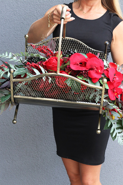 Wspomnienie Czerwień, dekoracja nagrobna w metalowym koszu