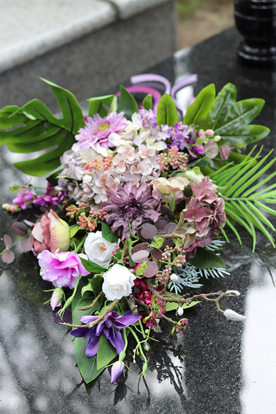 Korrena, bukiet nagrobny z fioletowych kwiatów