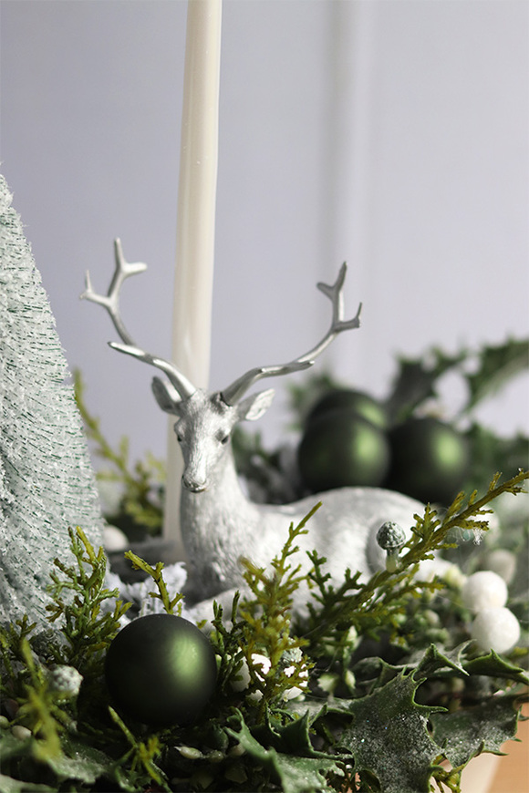 Srebrny Renifer, elegancki świąteczny stroik ze świecą