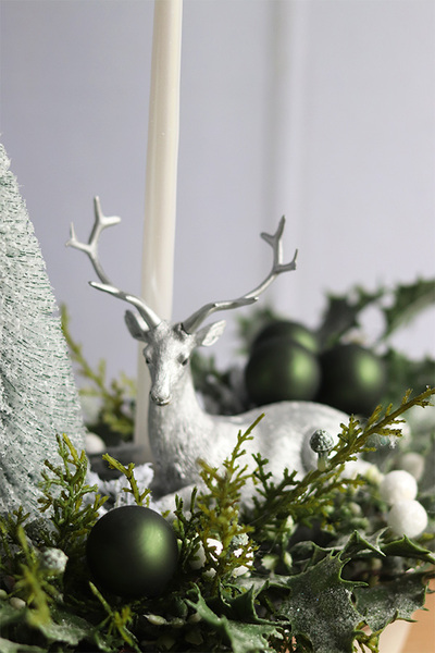 Srebrny Renifer, elegancki świąteczny stroik ze świecą