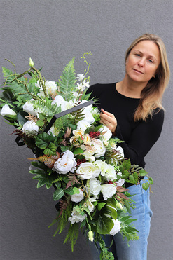 Wspomnienie Biel 2, dekoracja nagrobna w czarnym koszu, wym.42x82cm