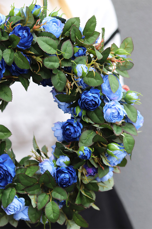 Blue Rose Garden, niebieski wianek kwiatowy z różami