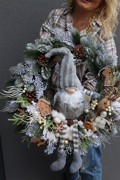 Skrzat w Czapce, bożonarodzeniowy wianek na drzwi