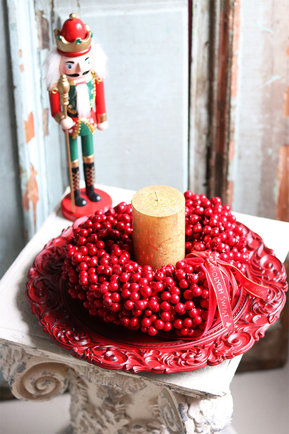 elegancki świąteczny stroik, Czerwień Ognista, na czerwonym talerzu, śr.35cm