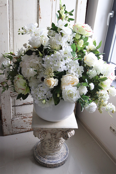 Florencja Fiberglass, kompozycja kwiatowa w białej donicy, wym.82x106cm 