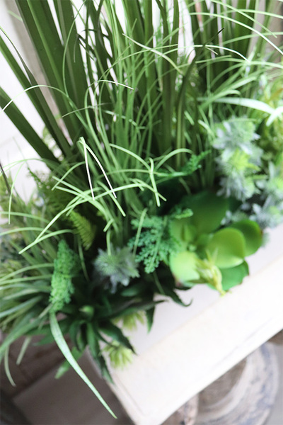 kompozycja z trawami w białej donicy, Feratiso, wys.57cm 