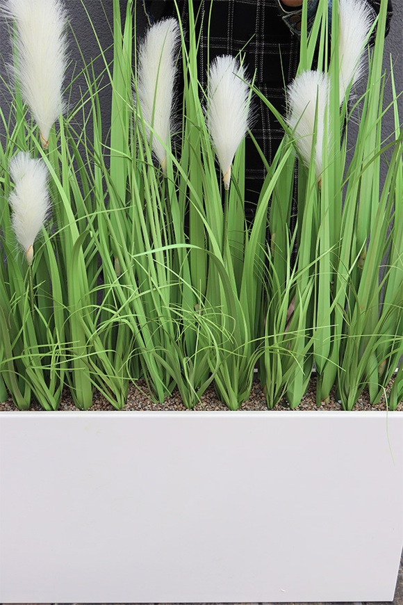 Mojo 2, kompozycja ze sztucznej trawy w donicy klienta, wys.113cm