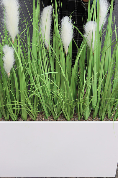 Mojo 2, kompozycja ze sztucznej trawy w donicy klienta, wys.113cm