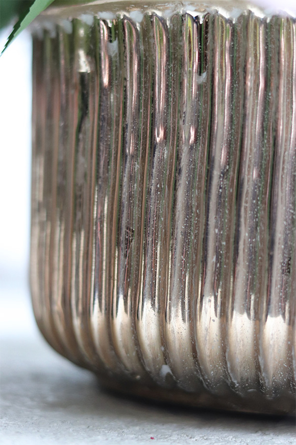 Bella Lux, kompozycja kwiatowa w złotym naczyniu