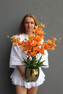 Pomarańczowa Willa, pomarańczowy storczyk w złotej doniczce, wys.68cm