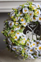 Stokrotki, wiosenny wianek na drzwi