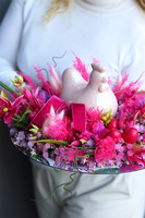 Radosna Kura Pink, stroik wielkanocny na talerzu z suszem