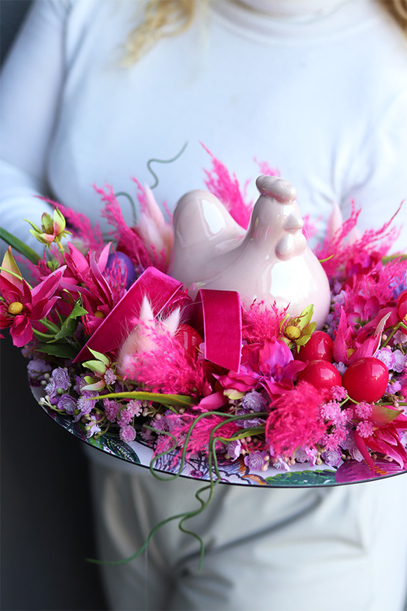 Radosna Kura Pink, stroik wielkanocny na talerzu z suszem