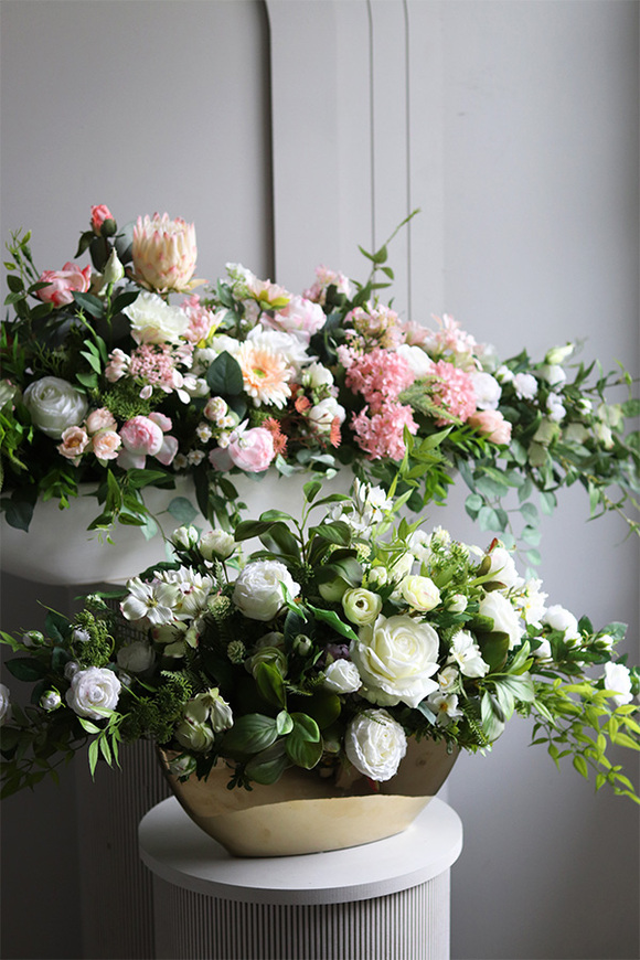 Laos Florencja Leoniso 2, kompozycja kwiatowa w naczyniu