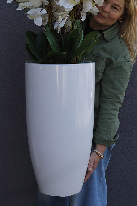 Grande Luise Fiberglass, gumowy storczyk w białej donicy