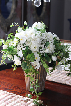 Sakramento, kompozycja kwiatowa w złotym wazonie, wym.55x53cm 