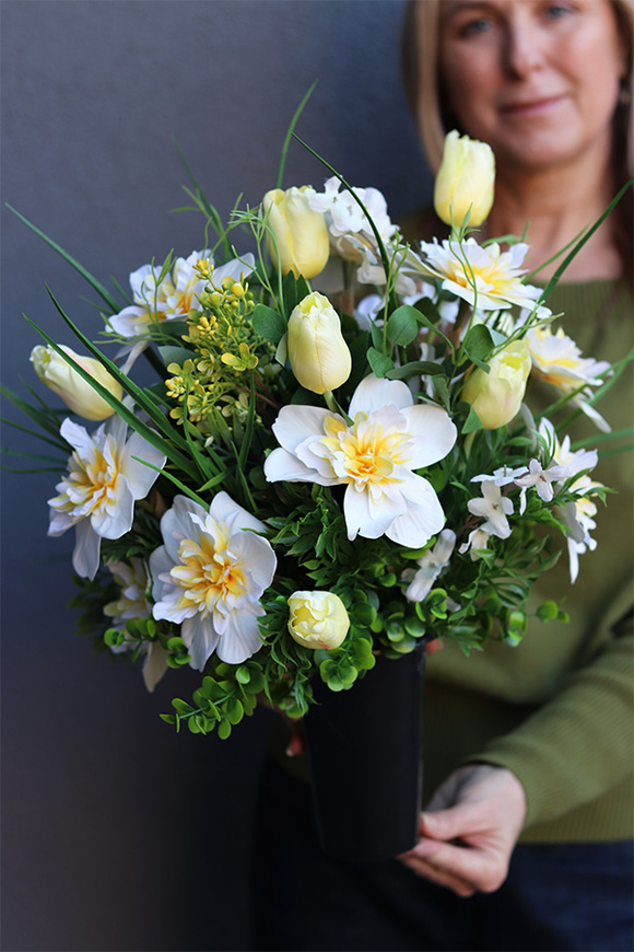 Żonkile Heleny, wiosenny bukiet nagrobny we wkładzie