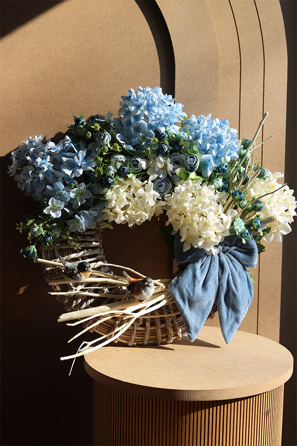 Niebieska Kokarda Bird, wianek na drzwi z hortensjami