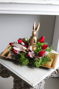 Red Easter 2, stroik wielkanocny zajączek w tulipanach, wym.21x33x12cm 