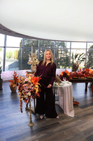 Energia Jesieni, dekoracja kwiatowa na złotym świeczniku