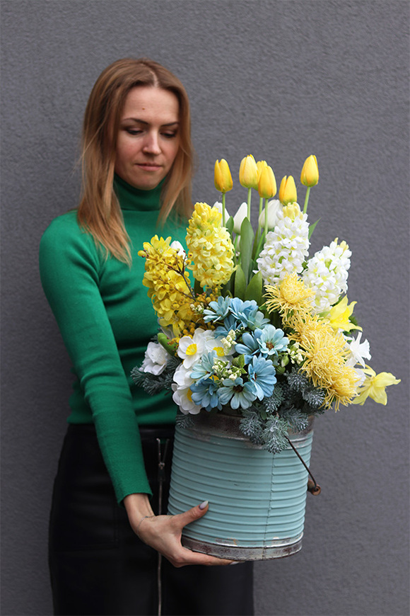 Turkusowa Rabata, wiosenna kompozycja kwiatowa	