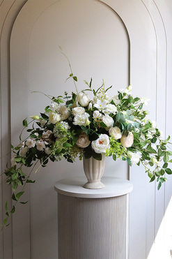 Creamosa Palace, kompozycja kwiatowa w pucharze, wym.50x67x45cm