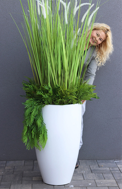 Fiberglass Grande Greeneria, trawa w białej donicy z paprocią, wys.185cm