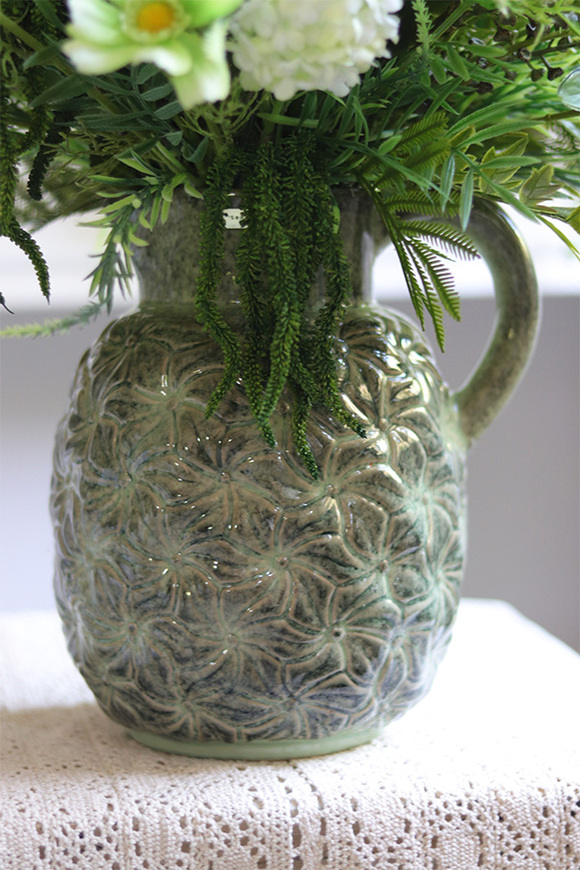 Nedila Izabella, kompozycja kwiatowa w naczyniu