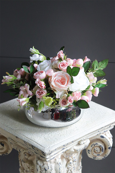 Pink Time Pompadour, kompozycja kwiatowa w naczyniu