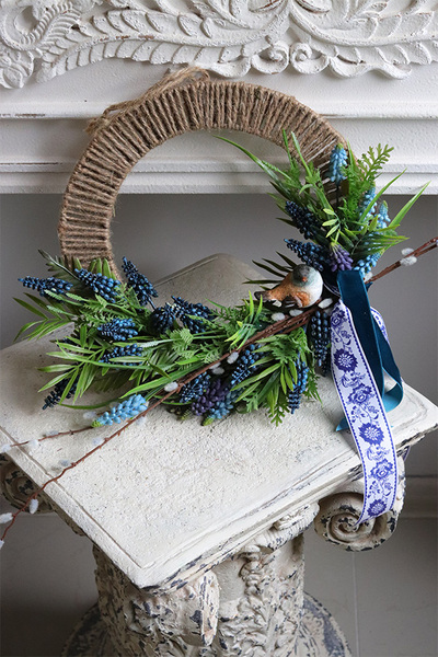 Szafirkowo, wiosenny wianek dekoracyjny z ptaszkiem