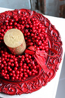 elegancki świąteczny stroik, Czerwień Ognista, na czerwonym talerzu, śr.35cm