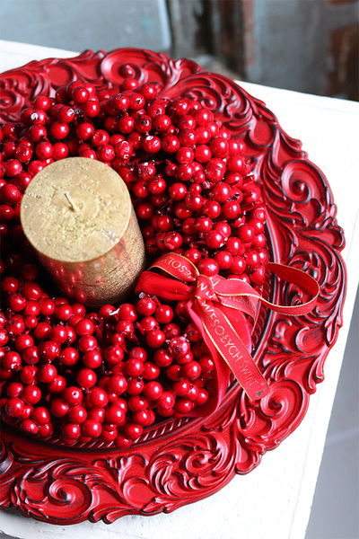 elegancki świąteczny stroik, Czerwień Ognista, na czerwonym talerzu, śr.35cm